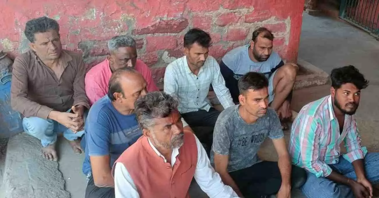 हिंडौन सिटी सदर थाने में पुलिस अधीक्षक ऑनलाइन क्रिकेट सट्टा मामले में गिरफ्तार आरोपियों का विवरण देते हुए। हिंडौन सिटी सदर थाने में पुलिस अधीक्षक ऑनलाइन क्रिकेट सट्टा मामले में गिरफ्तार आरोपियों का विवरण देते हुए।
