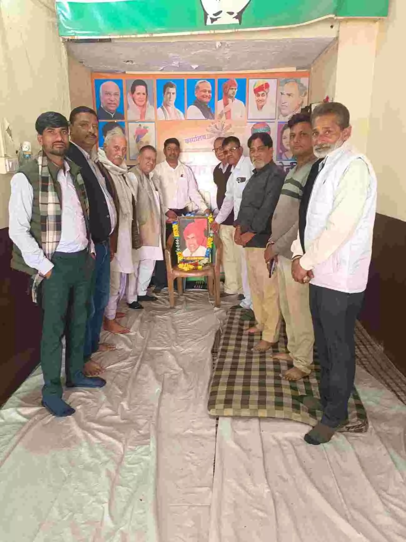 सवाई माधोपुर में स्वर्गीय राजेश पायलट की तस्वीर पर माल्यार्पण करते हुए कांग्रेस कार्यकर्ता और पदाधिकारी। सवाई माधोपुर में स्वर्गीय राजेश पायलट की तस्वीर पर माल्यार्पण करते हुए कांग्रेस कार्यकर्ता और पदाधिकारी।