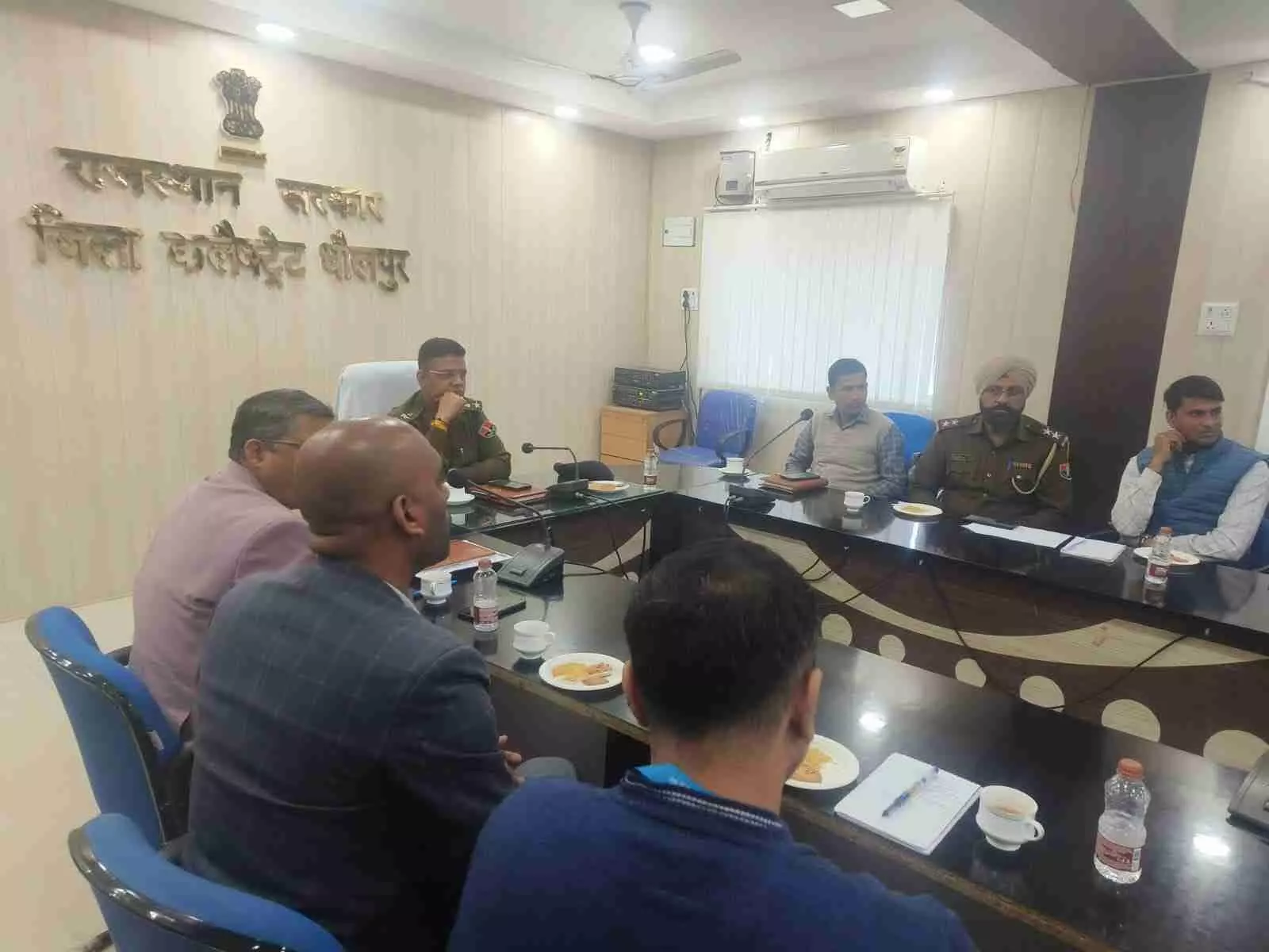 धौलपुर कलेक्ट्रेट सभागार में साइबर अपराध नियंत्रण हेतु बैठक करते पुलिस और बैंक अधिकारी। धौलपुर कलेक्ट्रेट सभागार में साइबर अपराध नियंत्रण हेतु बैठक करते पुलिस और बैंक अधिकारी।