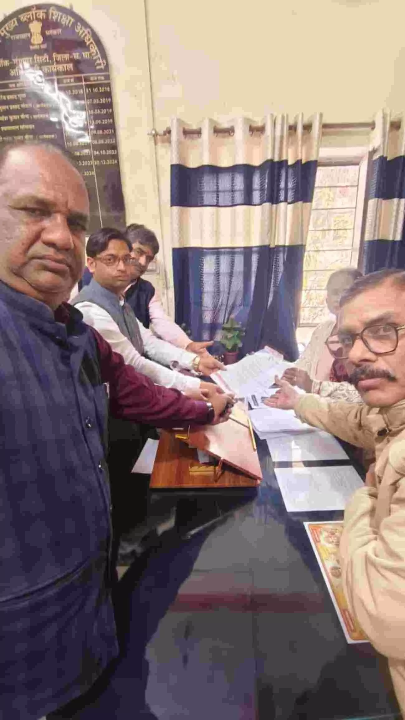 ज्ञापन सौंपते स्कूल शिक्षा परिवार पदाधिकारी सवाई माधोपुर में प्रशासनिक मुद्दों के संदर्भ में ज्ञापन सौंपते स्कूल शिक्षा परिवार पदाधिकारी सवाई माधोपुर में प्रशासनिक मुद्दों के संदर्भ में