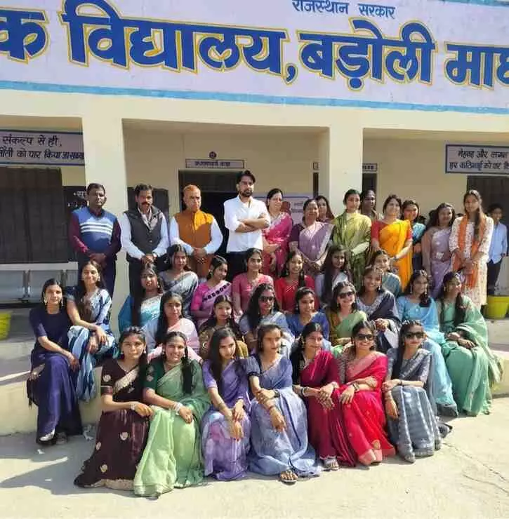 बडोली माधोसिंह विद्यालय के आशीर्वाद समारोह में अतिथियों द्वारा मेधावी छात्रों को सिल्वर मेडल वितरण का दृश्य। बडोली माधोसिंह विद्यालय के आशीर्वाद समारोह में अतिथियों द्वारा मेधावी छात्रों को सिल्वर मेडल वितरण का दृश्य।