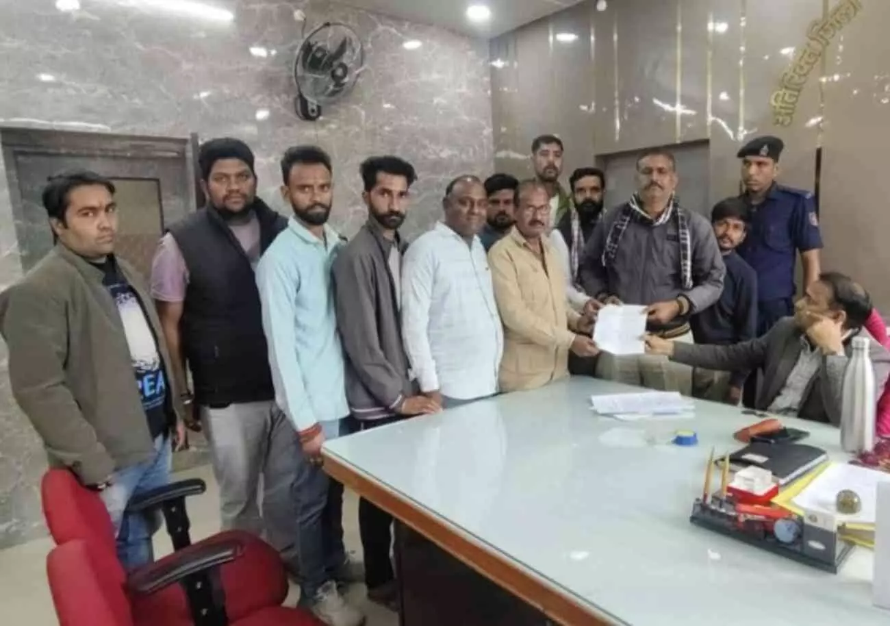 बारां जिला कलेक्ट्रेट में पुलिस लाठीचार्ज के विरोध में ज्ञापन देते हिंदू समाज के प्रतिनिधि और प्रदर्शनकारी। बारां जिला कलेक्ट्रेट में पुलिस लाठीचार्ज के विरोध में ज्ञापन देते हिंदू समाज के प्रतिनिधि और प्रदर्शनकारी।