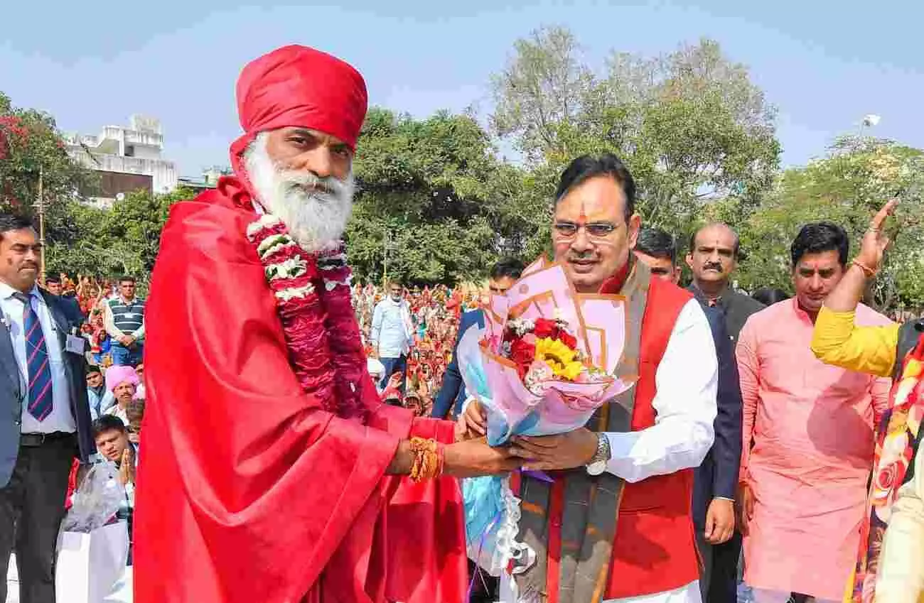 जयपुर में मुख्यमंत्री भजनलाल शर्मा गोविंददेव जी मंदिर परिसर में कलश यात्रा का शुभारंभ करते हुए जयपुर में मुख्यमंत्री भजनलाल शर्मा गोविंददेव जी मंदिर परिसर में कलश यात्रा का शुभारंभ करते हुए