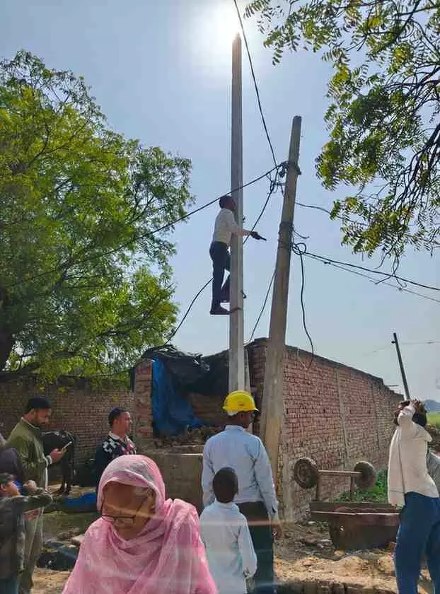 राजाखेड़ा में विद्युत विभाग की टीम द्वारा बकाया वसूली और अवैध केबल हटाने की फील्ड कार्यवाही। राजाखेड़ा में विद्युत विभाग की टीम द्वारा बकाया वसूली और अवैध केबल हटाने की फील्ड कार्यवाही।