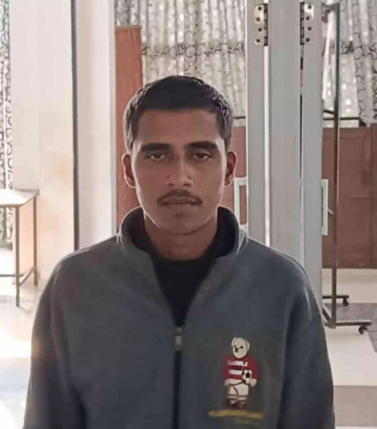 भीलवाड़ा पोक्सो कोर्ट भवन के बाहर कानूनी कार्रवाई के संदर्भ में पुलिस और वकीलों की उपस्थिति। भीलवाड़ा पोक्सो कोर्ट भवन के बाहर कानूनी कार्रवाई के संदर्भ में पुलिस और वकीलों की उपस्थिति।