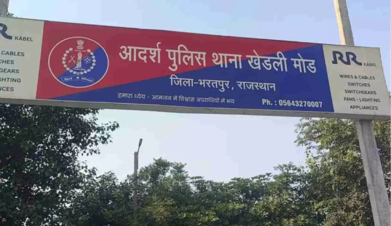 भरतपुर के भुसावर में पुलिस टीम द्वारा इनामी बदमाश सुनील कुमार मीणा को गिरफ्तार करने का दृश्य। भरतपुर के भुसावर में पुलिस टीम द्वारा इनामी बदमाश सुनील कुमार मीणा को गिरफ्तार करने का दृश्य।