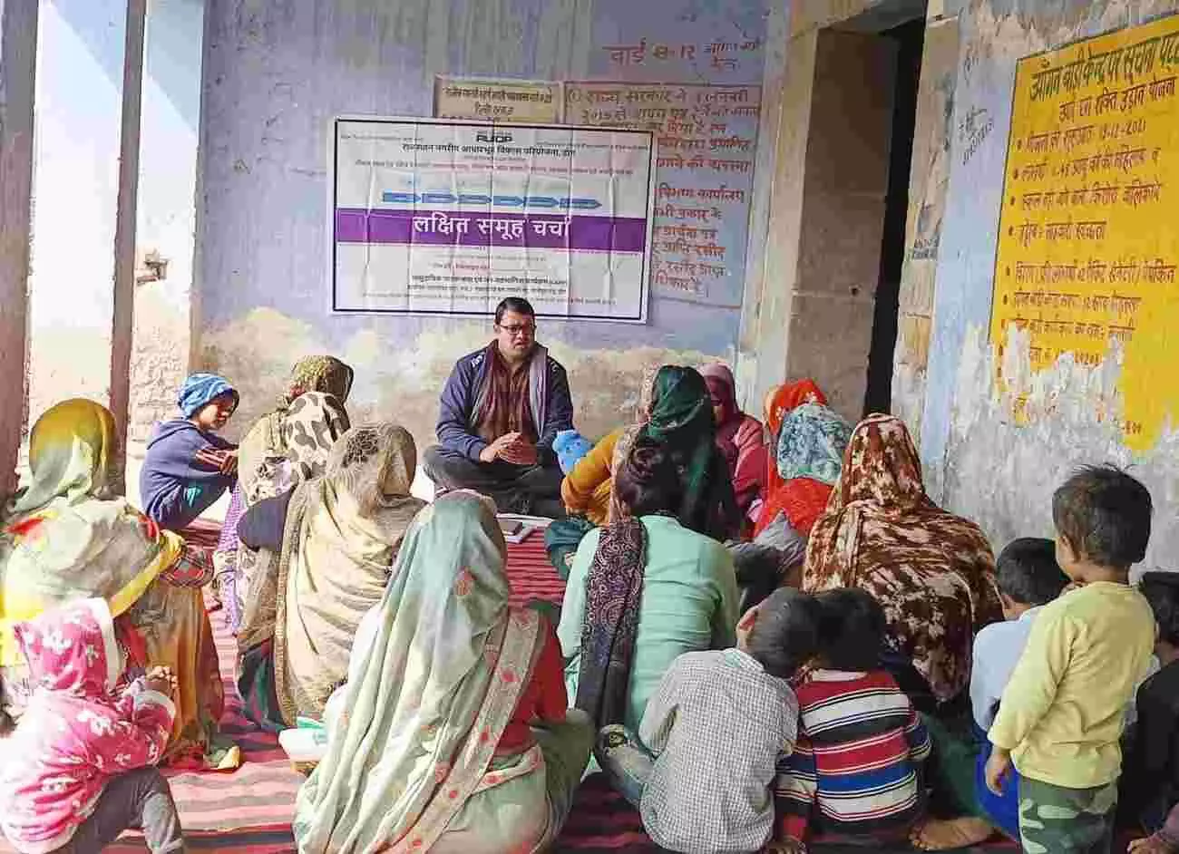 डीग के आंगनबाड़ी केंद्र में आरयूआईडीपी अधिकारी महिलाओं को स्वच्छता और सीवेज प्रबंधन की जानकारी देते हुए। डीग के आंगनबाड़ी केंद्र में आरयूआईडीपी अधिकारी महिलाओं को स्वच्छता और सीवेज प्रबंधन की जानकारी देते हुए।
