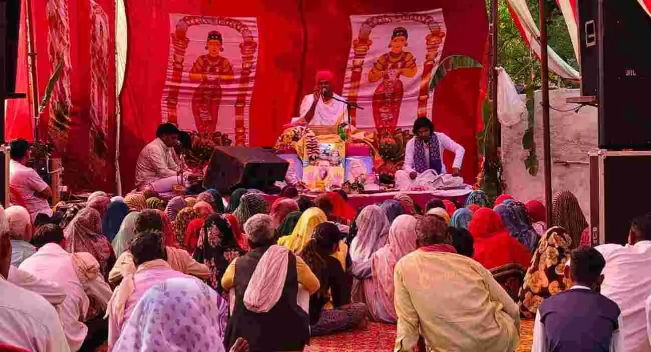 गांव खेरिया पुरोहित में श्रीमद् भागवत कथा के दौरान मंच पर प्रवचन देते संत और उपस्थित श्रद्धालु। गांव खेरिया पुरोहित में श्रीमद् भागवत कथा के दौरान मंच पर प्रवचन देते संत और उपस्थित श्रद्धालु।