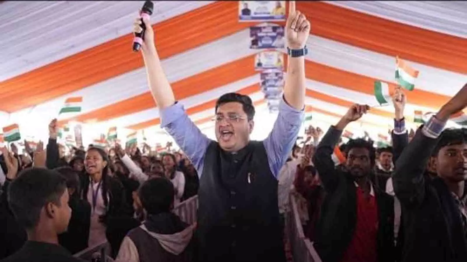 भटगांव स्टेडियम में कपिध्वज करियर गाइडेंस कार्यक्रम के दौरान तिरंगा लहराते और मार्गदर्शन सुनते हजारों विद्यार्थी।