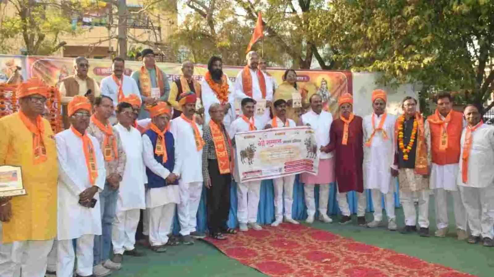 कोटा के विराट हिंदू सम्मेलन में मंच पर अतिथि और सम्मानित होने वाले विशिष्ट नागरिक।