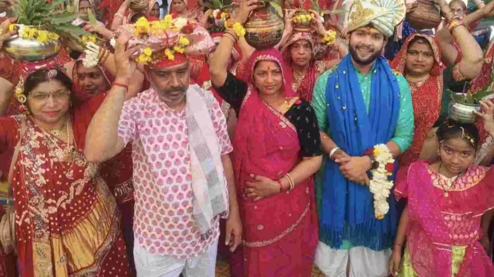 बारां में आयोजित महाशिव पुराण कथा की कलश यात्रा में सिर पर मंगल कलश रखे चलती महिलाएं। बारां में आयोजित महाशिव पुराण कथा की कलश यात्रा में सिर पर मंगल कलश रखे चलती महिलाएं।