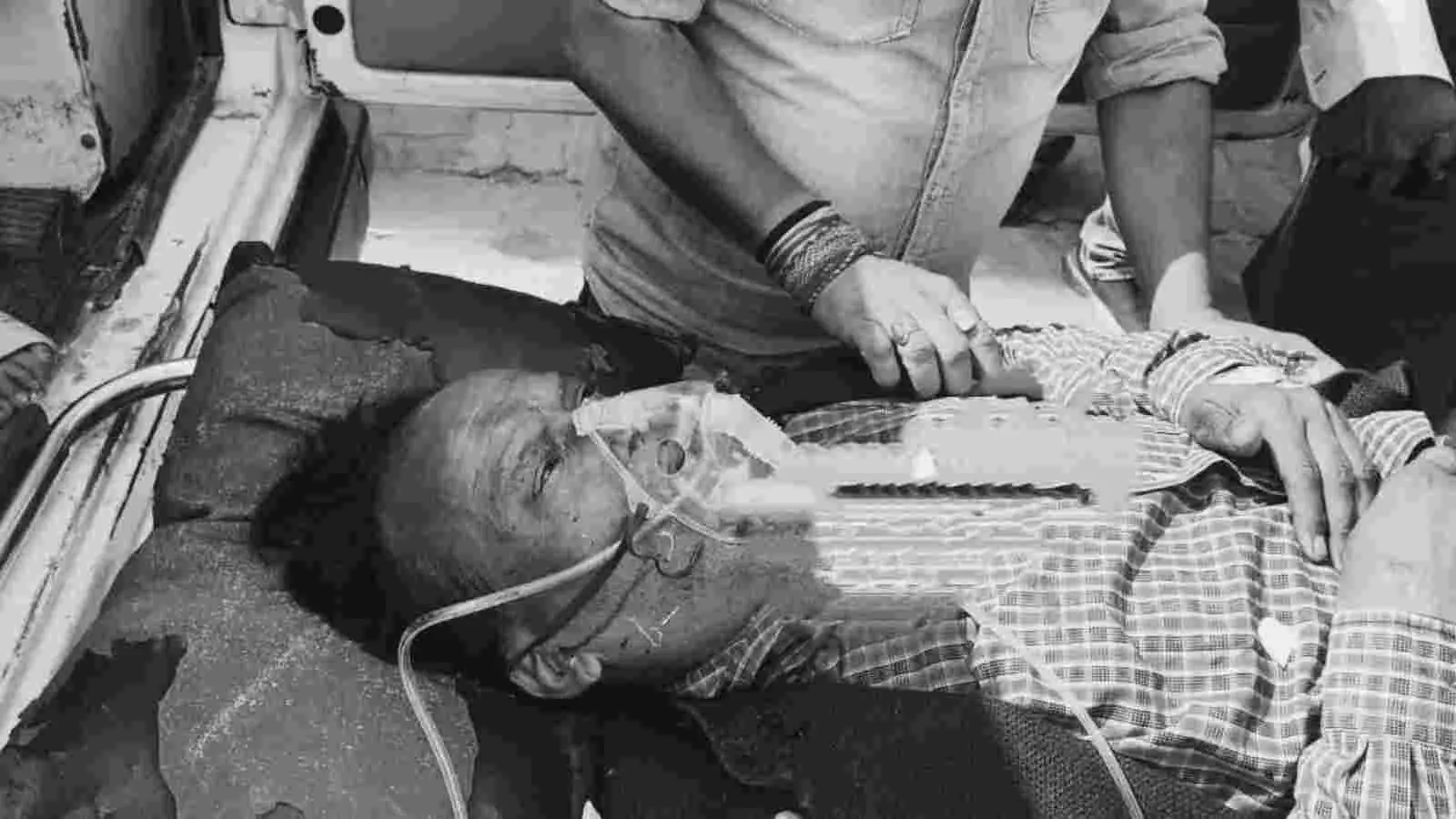 कोटा के अस्पताल में उपचार के दौरान बेड पर लेटे घायल सुरेंद्र गालव और पास खड़े विधायक राधेश्याम बेरवा। कोटा के अस्पताल में उपचार के दौरान बेड पर लेटे घायल सुरेंद्र गालव और पास खड़े विधायक राधेश्याम बेरवा।