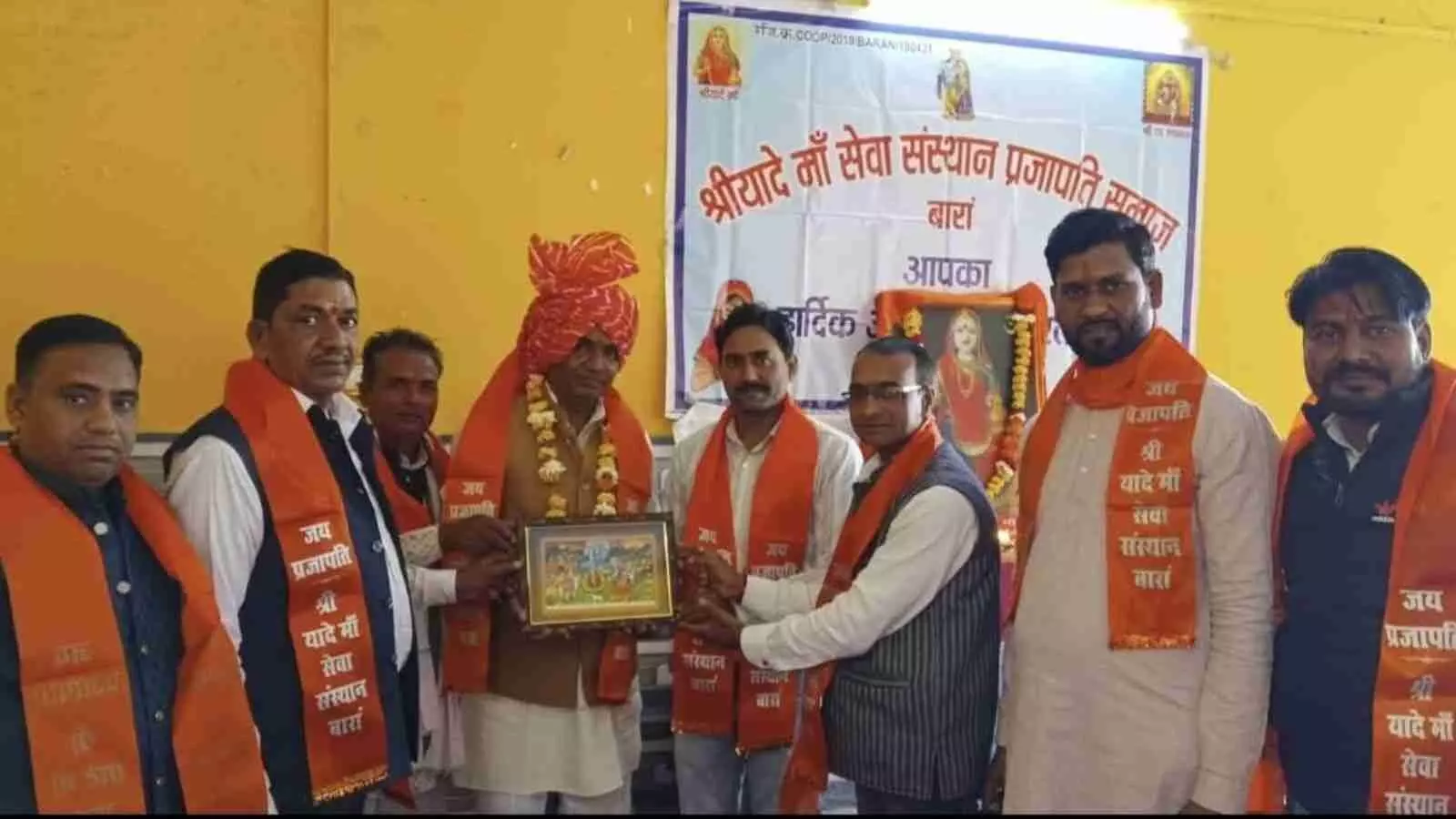 बारां के मूंड़ली बालाजी धाम में श्रीयादे मां जयंती कार्यक्रम के दौरान मंच पर दीप प्रज्वलन करते अतिथि। बारां के मूंड़ली बालाजी धाम में श्रीयादे मां जयंती कार्यक्रम के दौरान मंच पर दीप प्रज्वलन करते अतिथि।