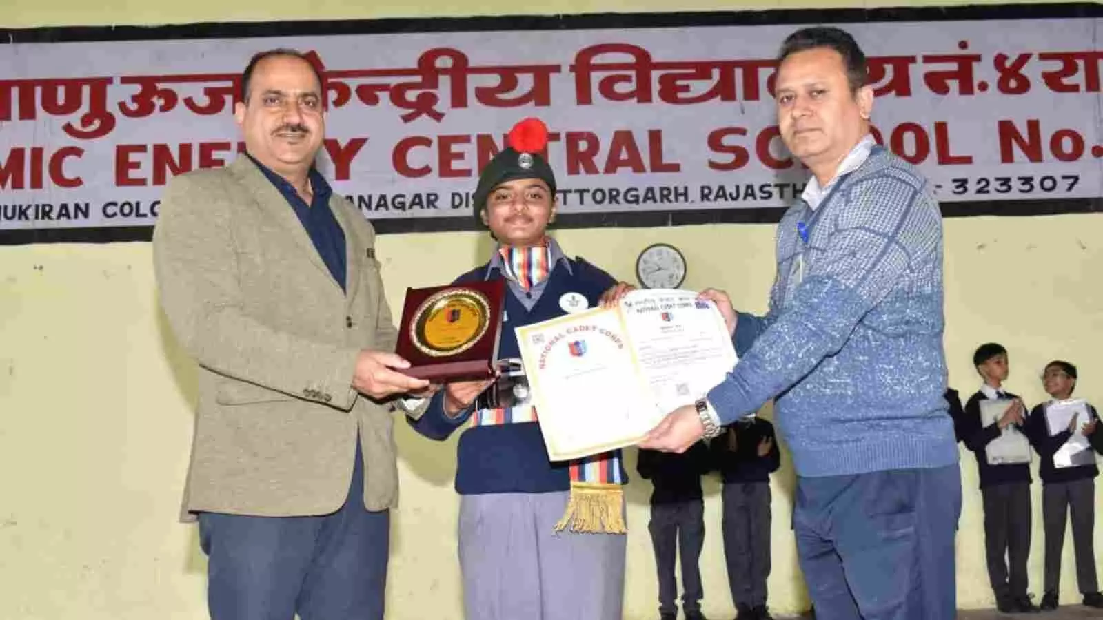 परमाणु ऊर्जा केंद्रीय विद्यालय रावतभाटा में प्राचार्य कैडेट लक्ष्या मारू को प्रशस्ति पत्र देकर सम्मानित कर रहे हैं। परमाणु ऊर्जा केंद्रीय विद्यालय रावतभाटा में प्राचार्य कैडेट लक्ष्या मारू को प्रशस्ति पत्र देकर सम्मानित कर रहे हैं।