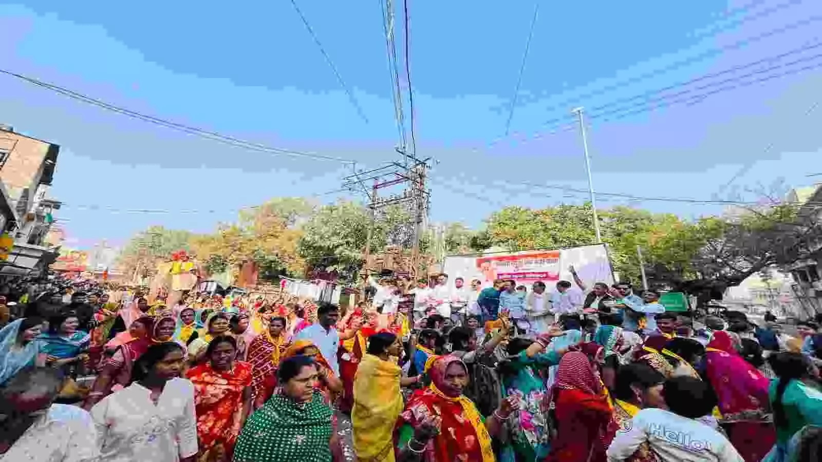 निंबाहेड़ा की सड़कों पर धनगर पुरबिया समाज की सामूहिक विवाह शोभायात्रा में सजे हुए हाथी पर सवार भगवान की प्रतिमा। निंबाहेड़ा की सड़कों पर धनगर पुरबिया समाज की सामूहिक विवाह शोभायात्रा में सजे हुए हाथी पर सवार भगवान की प्रतिमा।