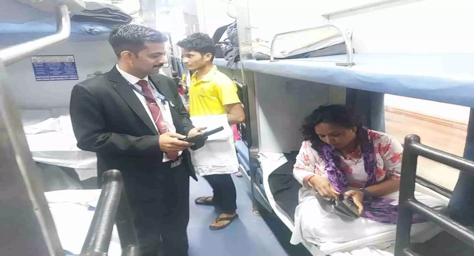 रेलवे स्टेशन पर रेल कर्मचारी यात्री के टिकट की जांच करते हुए जिससे राजस्व रिकॉर्ड बना। रेलवे स्टेशन पर रेल कर्मचारी यात्री के टिकट की जांच करते हुए जिससे राजस्व रिकॉर्ड बना।