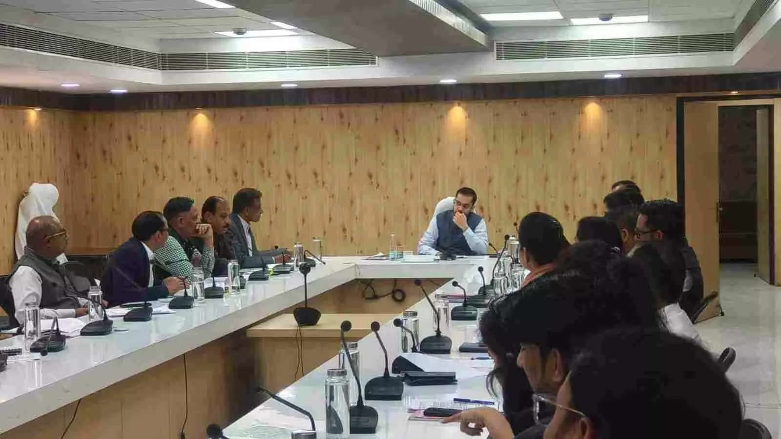 जयपुर नगर निगम मुख्यालय में आयुक्त डॉ. गौरव सैनी अधिकारियों के साथ यातायात सुधार बैठक करते हुए। जयपुर नगर निगम मुख्यालय में आयुक्त डॉ. गौरव सैनी अधिकारियों के साथ यातायात सुधार बैठक करते हुए।