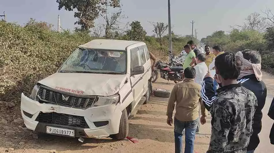 सवाईपुर सड़क मार्ग पर पलटी हुई सफेद रंग की क्षतिग्रस्त सरकारी टीयूवी गाड़ी और बचाव कार्य में जुटे स्थानीय लोग। सवाईपुर सड़क मार्ग पर पलटी हुई सफेद रंग की क्षतिग्रस्त सरकारी टीयूवी गाड़ी और बचाव कार्य में जुटे स्थानीय लोग।