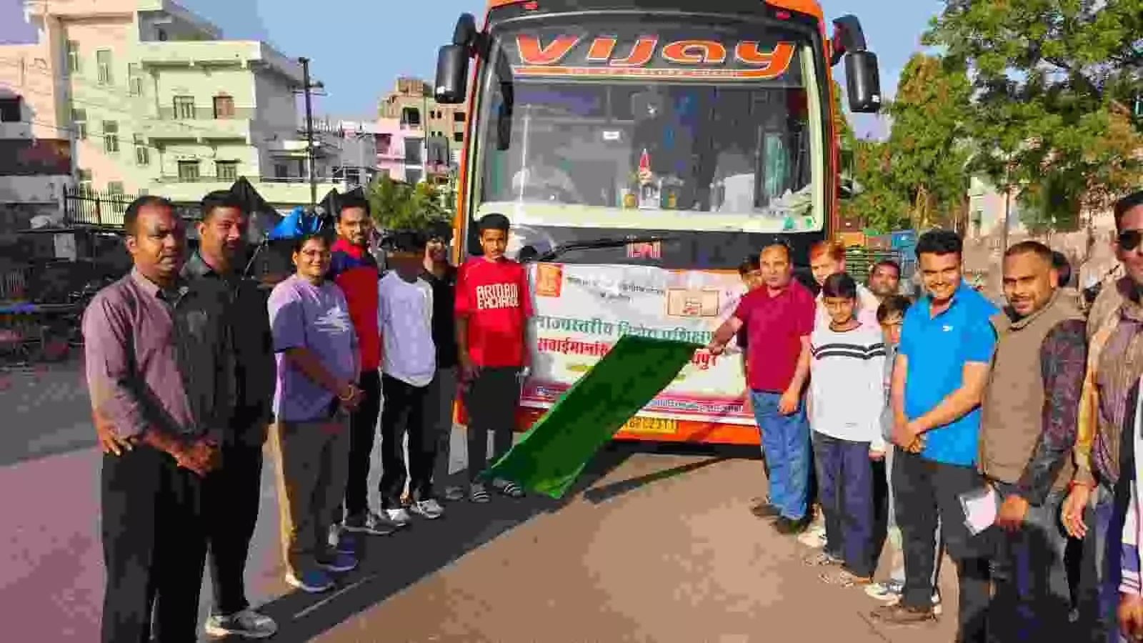 जयपुर रवाना होते बास्केटबॉल खिलाड़ी और खेल प्रशिक्षक पंच गौरव योजना के संदर्भ में। जयपुर रवाना होते बास्केटबॉल खिलाड़ी और खेल प्रशिक्षक पंच गौरव योजना के संदर्भ में।