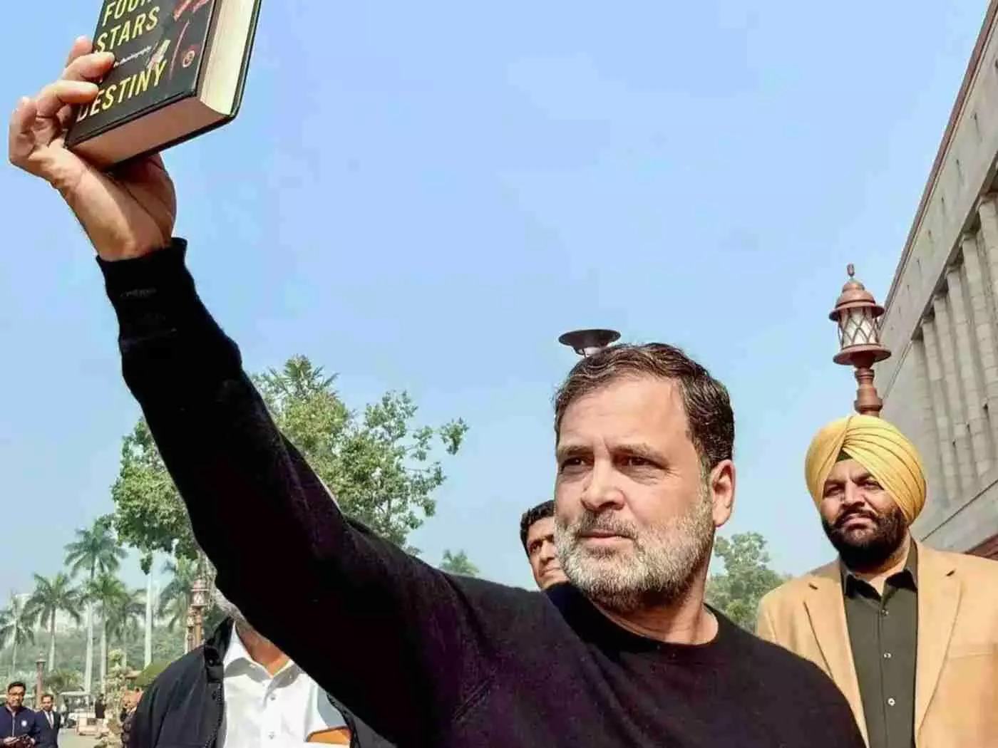 Rahul Gandhi के आरोपों के बीच ‘फोर स्टार्स ऑफ डेस्टिनी’ पर नया मोड़; पेंगुइन की सफाई के बाद General Naravane ने तोडी चुप्पी Rahul Gandhi के आरोपों के बीच ‘फोर स्टार्स ऑफ डेस्टिनी’ पर नया मोड़; पेंगुइन की सफाई के बाद General Naravane ने तोडी चुप्पी