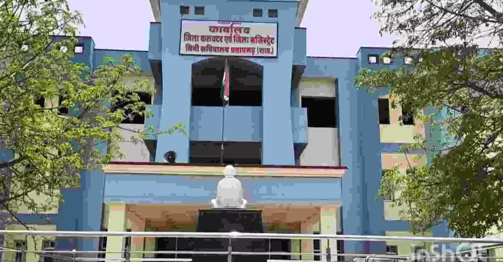 प्रतापगढ़ के सार्वजनिक स्थल पर कटे हुए पेड़ों के अवशेष और जांच करते अधिकारी।