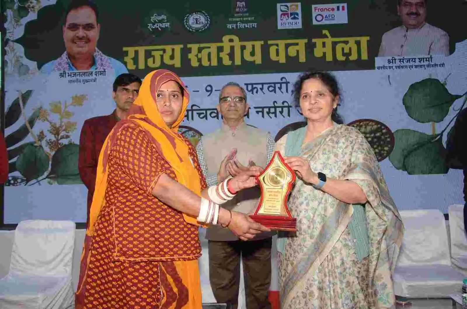 जयपुर की सचिवालय नर्सरी में आयोजित राज्य स्तरीय वन मेले में लगे विभिन्न उत्पादों के स्टॉल्स का दृश्य। जयपुर की सचिवालय नर्सरी में आयोजित राज्य स्तरीय वन मेले में लगे विभिन्न उत्पादों के स्टॉल्स का दृश्य।