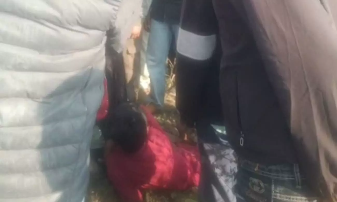 करौली जिला अस्पताल के ट्रॉमा वार्ड में बेड पर लेटा हुआ घायल युवक जिसका उपचार चल रहा है। करौली जिला अस्पताल के ट्रॉमा वार्ड में बेड पर लेटा हुआ घायल युवक जिसका उपचार चल रहा है।