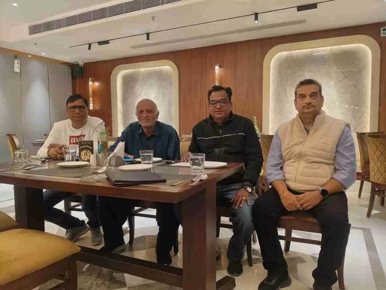 कोटा में हाड़ौती टूरिज्म डेवलपमेंट सोसायटी के सदस्य पर्यटन विकास और फिल्म निर्माताओं के फेम टूर पर चर्चा कर रहे हैं।