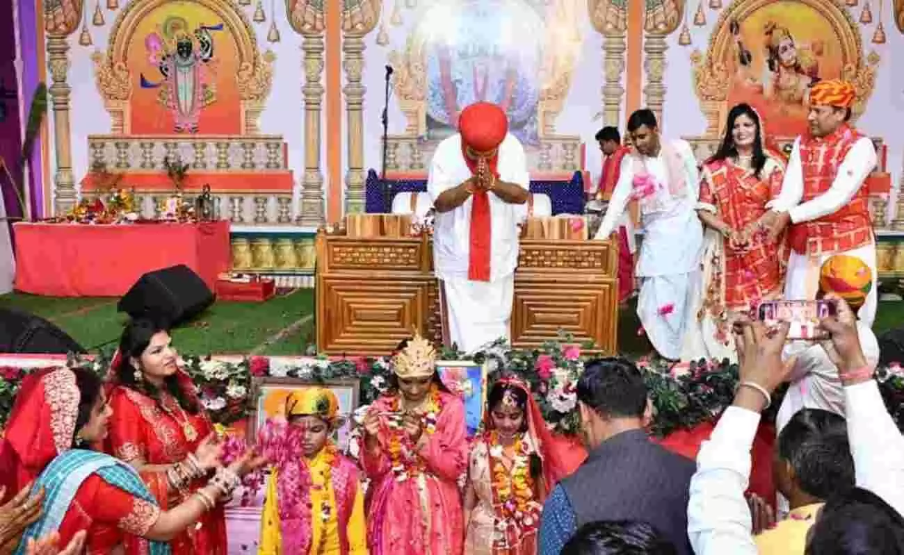 धतूरिया में श्रीमद् भागवत कथा के दौरान व्यासपीठ पर विराजमान संत प्रभुजी नागर और कथा सुनते श्रद्धालु।