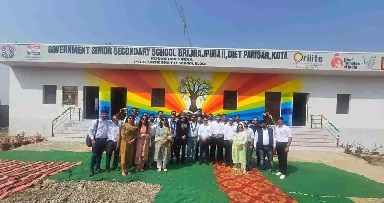 कोटा के राजकीय विद्यालय में नवनिर्मित कक्षा भवन के सामने खड़े राउंड टेबल इंडिया के सदस्य।