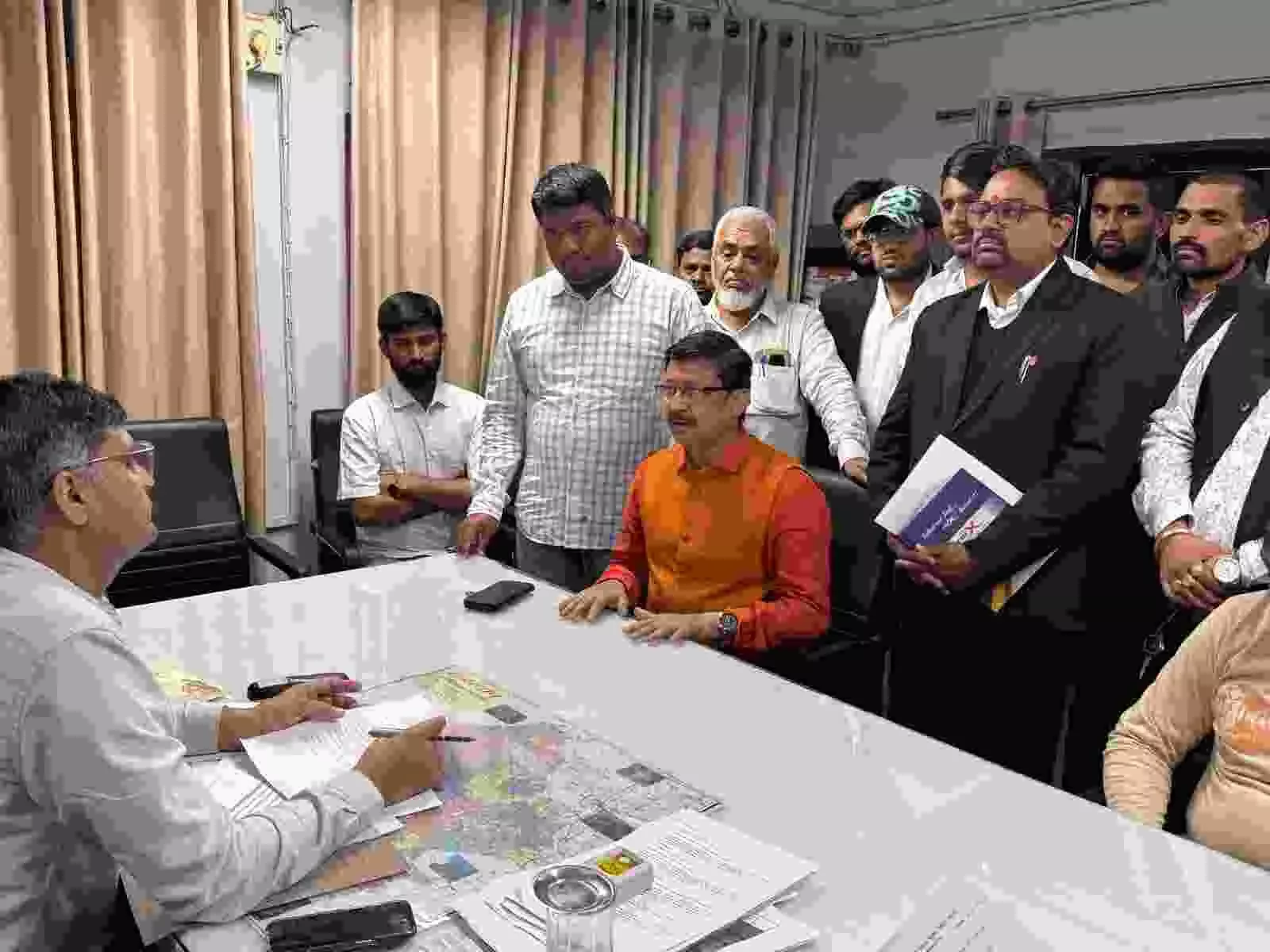 कोटा आरटीओ कार्यालय के बाहर प्रदर्शन करते पूर्व पार्षद बृजेश शर्मा नीटू और व्यावसायिक वाहन मालिक।