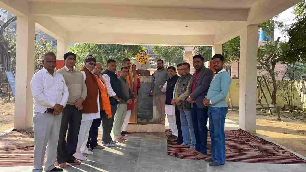 गंगापुर सिटी के दीनदयाल उपाध्याय पार्क में पुष्पांजलि अर्पित करते भाजपा पदाधिकारी और कार्यकर्ता समर्पण दिवस के संदर्भ में। गंगापुर सिटी के दीनदयाल उपाध्याय पार्क में पुष्पांजलि अर्पित करते भाजपा पदाधिकारी और कार्यकर्ता समर्पण दिवस के संदर्भ में।