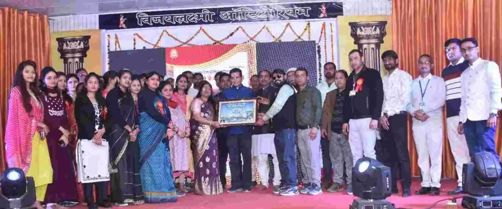 गंगापुर सिटी के विजयलक्ष्मी ऑडिटोरियम में कुहू स्कूल के रजत जयंती समारोह का दीप प्रज्वलन कर शुभारंभ करते अतिथि। गंगापुर सिटी के विजयलक्ष्मी ऑडिटोरियम में कुहू स्कूल के रजत जयंती समारोह का दीप प्रज्वलन कर शुभारंभ करते अतिथि।