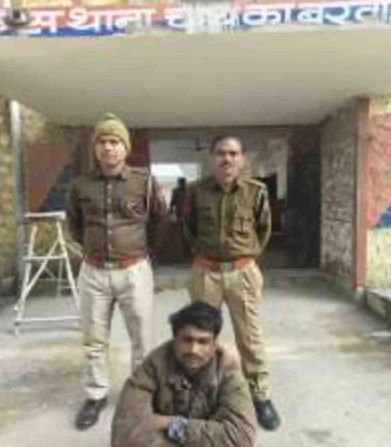सवाई माधोपुर पुलिस टीम के साथ खड़ा अवैध बजरी परिवहन का आरोपी रामप्रसाद मीना। सवाई माधोपुर पुलिस टीम के साथ खड़ा अवैध बजरी परिवहन का आरोपी रामप्रसाद मीना।