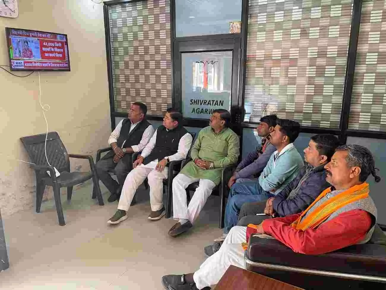 गंगापुर सिटी में शिवरतन अग्रवाल और अन्य कार्यकर्ता कार्यालय में राजस्थान बजट सत्र देखते हुए। गंगापुर सिटी में शिवरतन अग्रवाल और अन्य कार्यकर्ता कार्यालय में राजस्थान बजट सत्र देखते हुए।