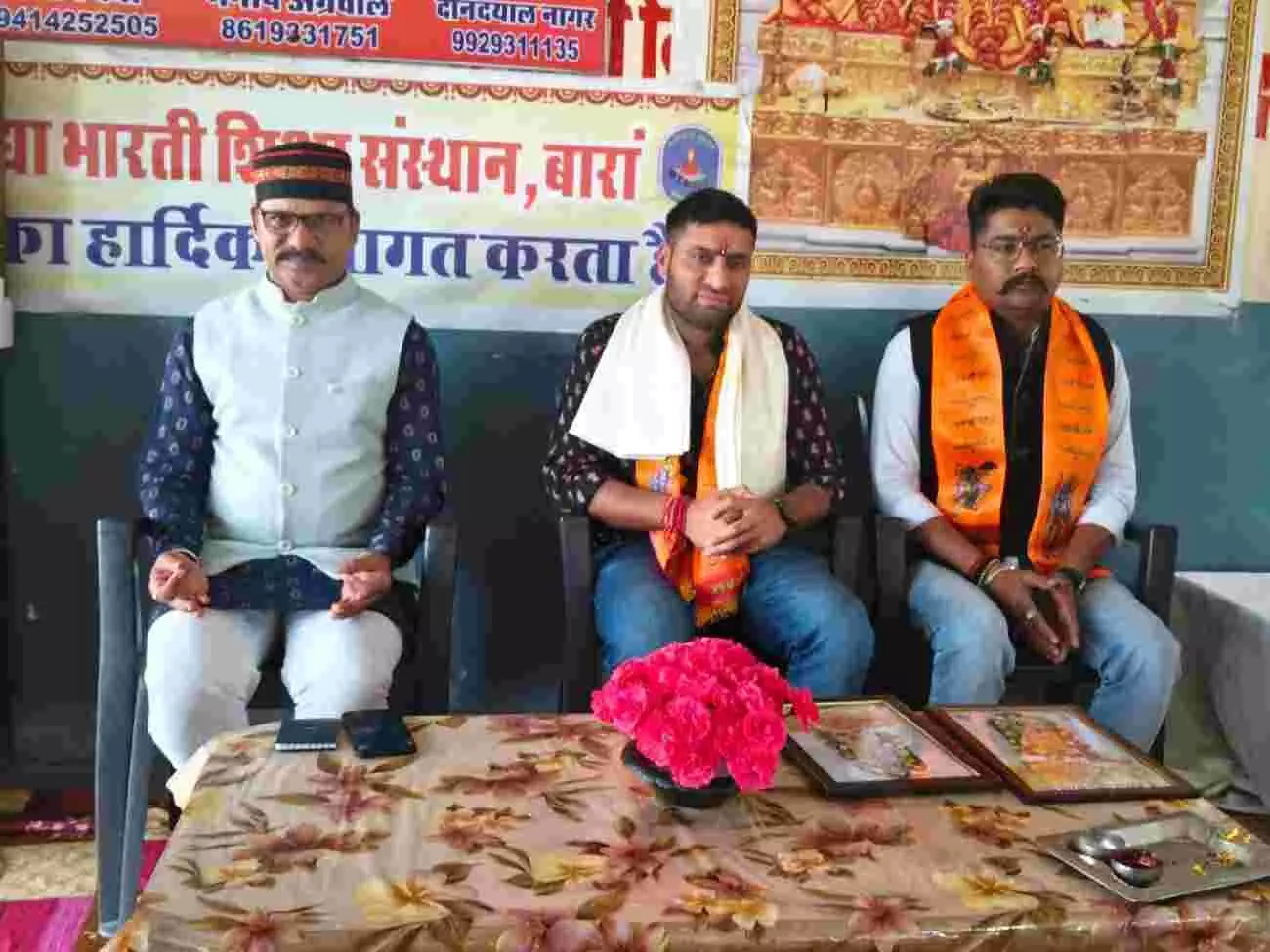 स्वामी विवेकानंद विद्या निकेतन में धावक मोहित सिंह हाडा का अभिनंदन करते विद्या भारती के सदस्य। स्वामी विवेकानंद विद्या निकेतन में धावक मोहित सिंह हाडा का अभिनंदन करते विद्या भारती के सदस्य।