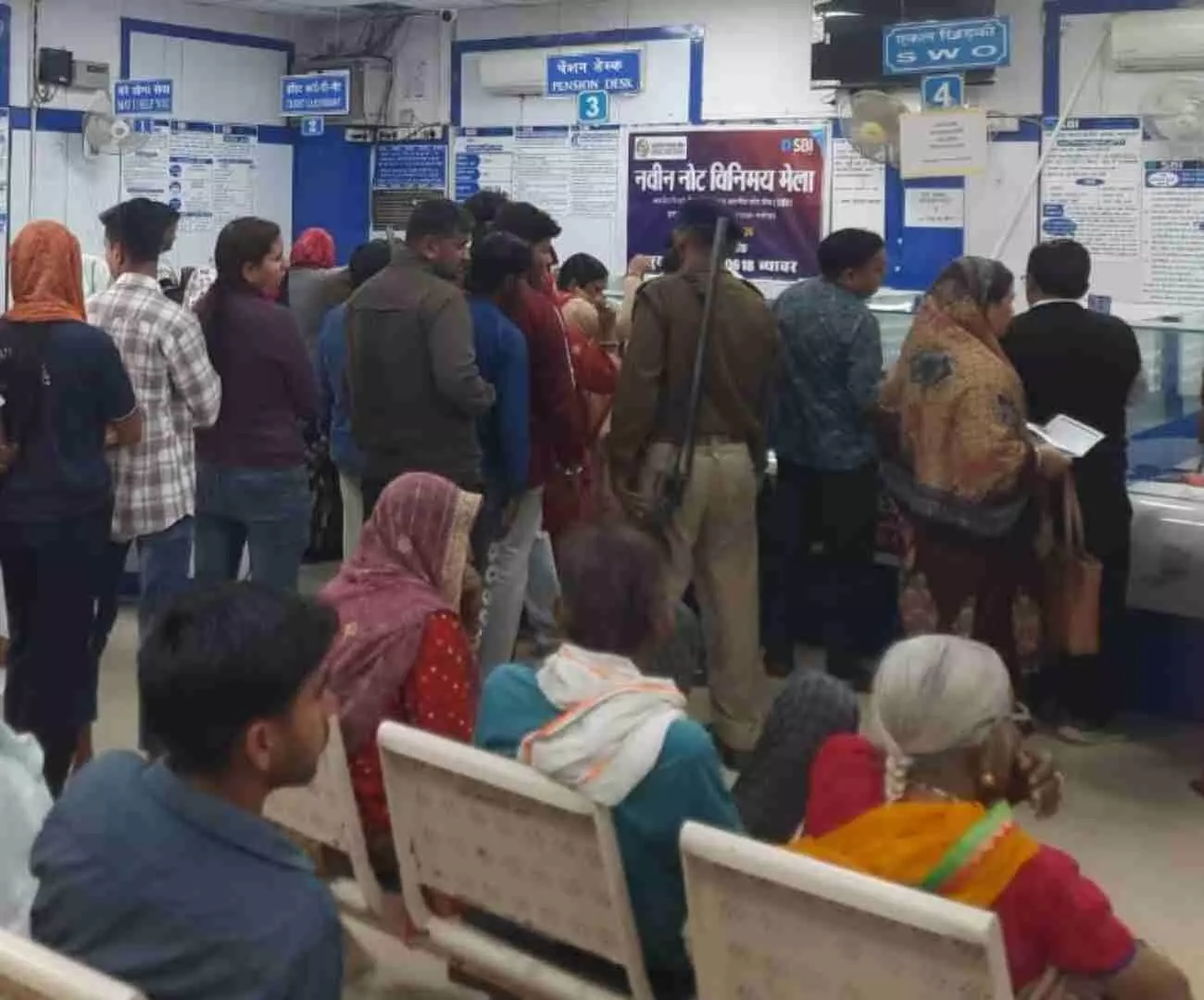 ब्यावर के भारतीय स्टेट बैंक में अधिकारी ग्राहकों को नए नोट वितरित करते हुए। ब्यावर के भारतीय स्टेट बैंक में अधिकारी ग्राहकों को नए नोट वितरित करते हुए।