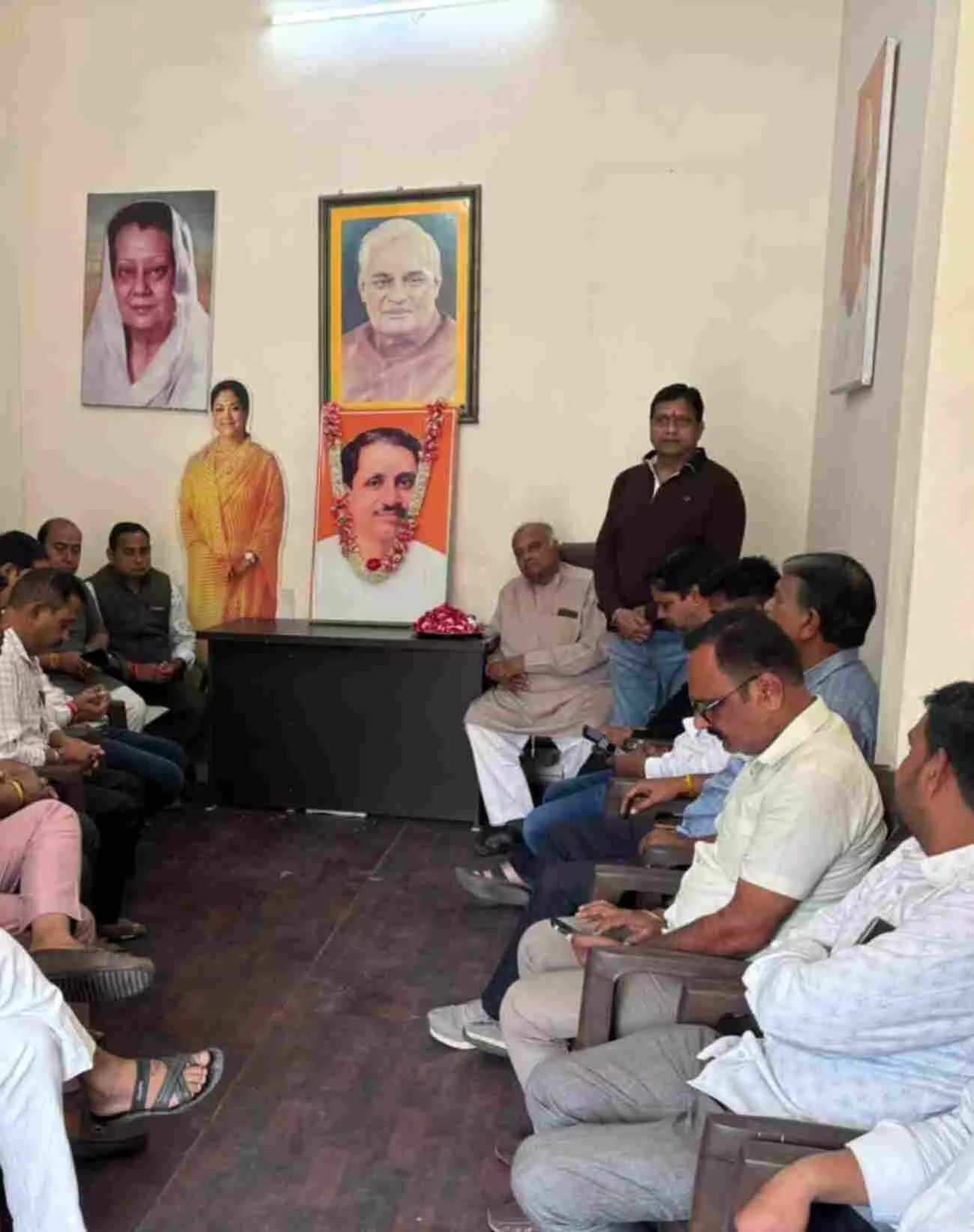 झालरापाटन भाजपा कार्यालय में पंडित दीनदयाल उपाध्याय के चित्र पर पुष्पांजलि अर्पित करते पार्टी कार्यकर्ता और पदाधिकारी। झालरापाटन भाजपा कार्यालय में पंडित दीनदयाल उपाध्याय के चित्र पर पुष्पांजलि अर्पित करते पार्टी कार्यकर्ता और पदाधिकारी।
