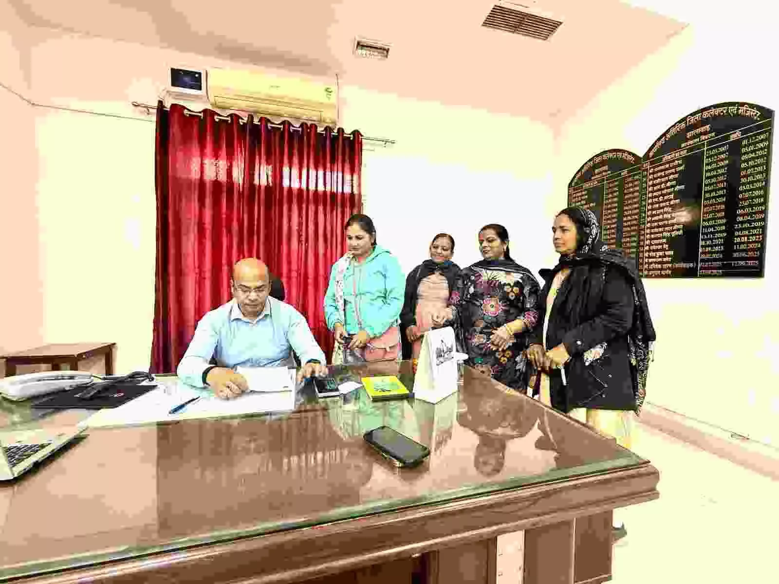 झालावाड़ में अतिरिक्त जिला कलेक्टर को ज्ञापन सौंपतीं महिला स्वास्थ्य कर्मचारी और LASR टीम के प्रतिनिधि। झालावाड़ में अतिरिक्त जिला कलेक्टर को ज्ञापन सौंपतीं महिला स्वास्थ्य कर्मचारी और LASR टीम के प्रतिनिधि।