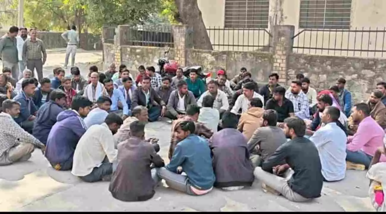 भीलवाड़ा मोर्चरी के बाहर जगदीश की मौत के बाद प्रदर्शन करते परिजन और तैनात पुलिस बल। भीलवाड़ा मोर्चरी के बाहर जगदीश की मौत के बाद प्रदर्शन करते परिजन और तैनात पुलिस बल।