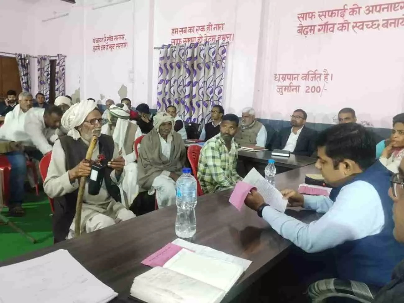 ग्राम पंचायत बेढ़म में रात्रि चौपाल के दौरान ग्रामीणों से संवाद करते जिला कलक्टर उत्सव कौशल।