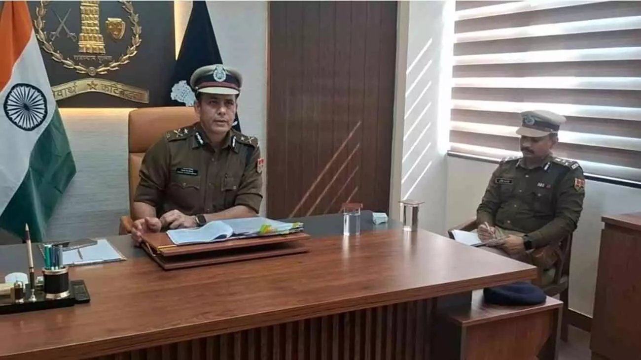 डीग पुलिस अधीक्षक कार्यालय में वार्षिक निरीक्षण करते आईजी कैलाश चंद्र विश्नोई और मौजूद पुलिस अधिकारी।