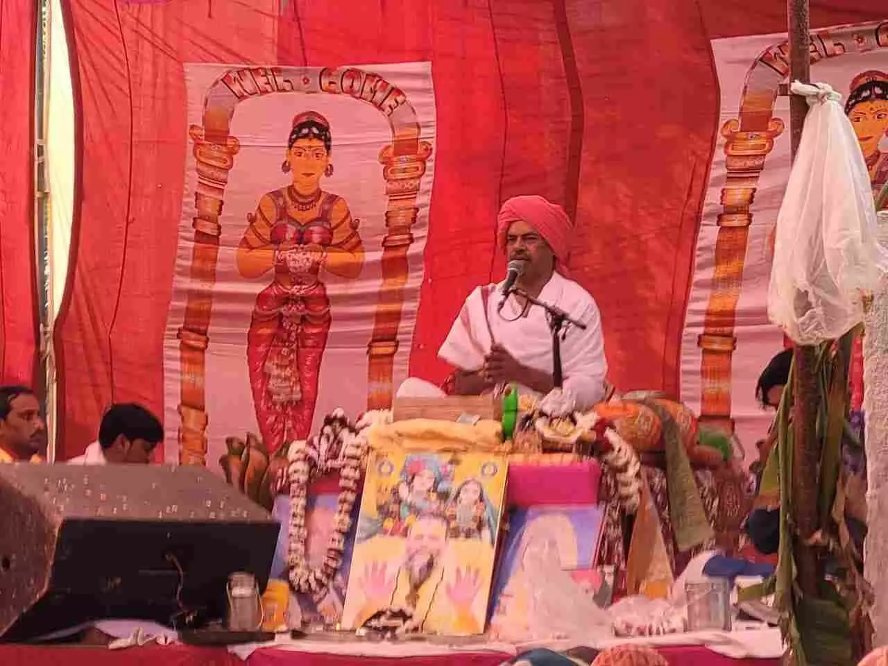 खेरिया पुरोहित डीग में श्रीमद्भागवत कथा के दौरान व्यास पीठ पर विराजमान कथावाचक और उपस्थित श्रद्धालु।