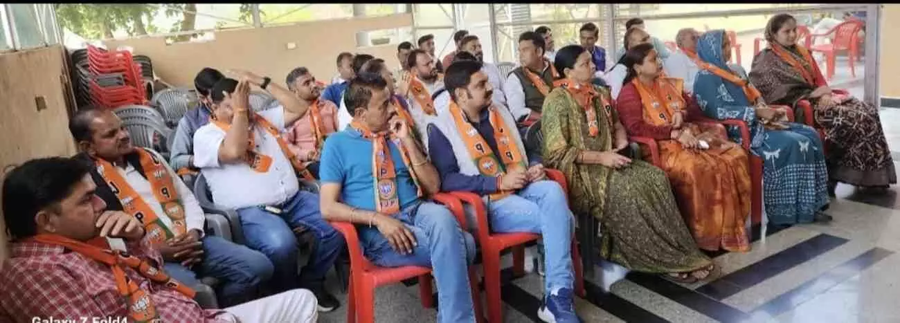 बारां के सांसद कार्यालय में पंडित दीनदयाल उपाध्याय के चित्र पर पुष्पांजलि अर्पित करते भाजपा नेता और कार्यकर्ता। बारां के सांसद कार्यालय में पंडित दीनदयाल उपाध्याय के चित्र पर पुष्पांजलि अर्पित करते भाजपा नेता और कार्यकर्ता।