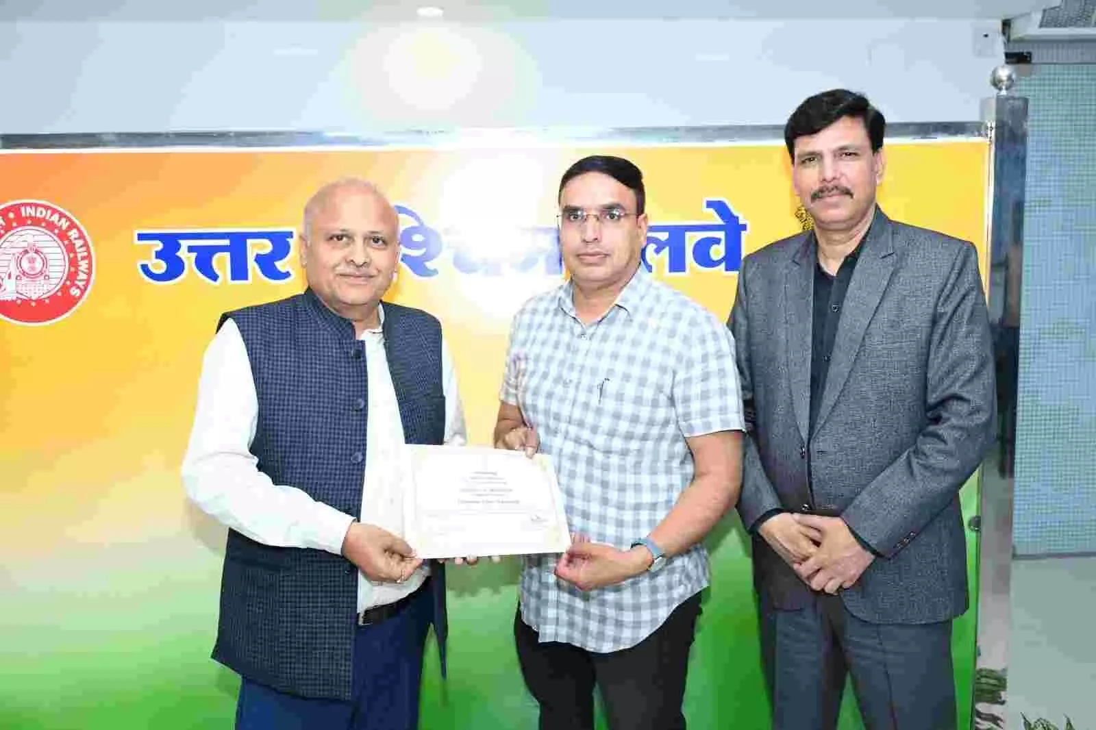 जयपुर में उत्तर पश्चिम रेलवे की न्यायिक समीक्षा बैठक में अशोक माहेश्वरी द्वारा धन्नाराम शेरावत को सम्मान प्रदान करते हुए दृश्य। जयपुर में उत्तर पश्चिम रेलवे की न्यायिक समीक्षा बैठक में अशोक माहेश्वरी द्वारा धन्नाराम शेरावत को सम्मान प्रदान करते हुए दृश्य।