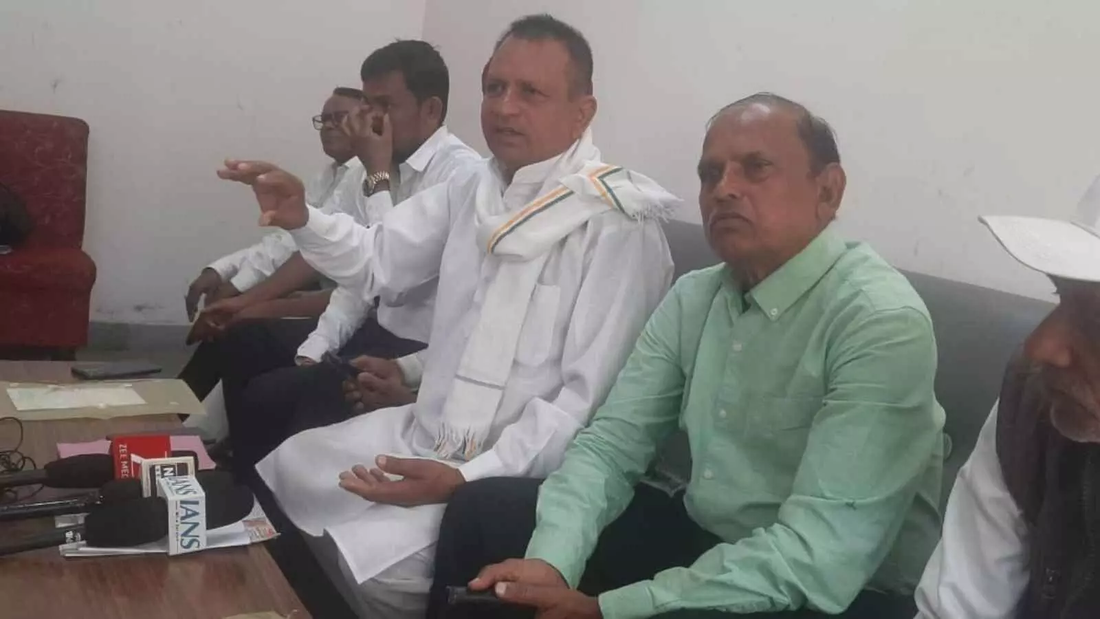 डूंगरपुर डाक बंगले में राजस्थान आदिवासी संघ के पदाधिकारी पत्रकार वार्ता के दौरान सामाजिक सुधार नियमावली प्रस्तुत करते हुए।