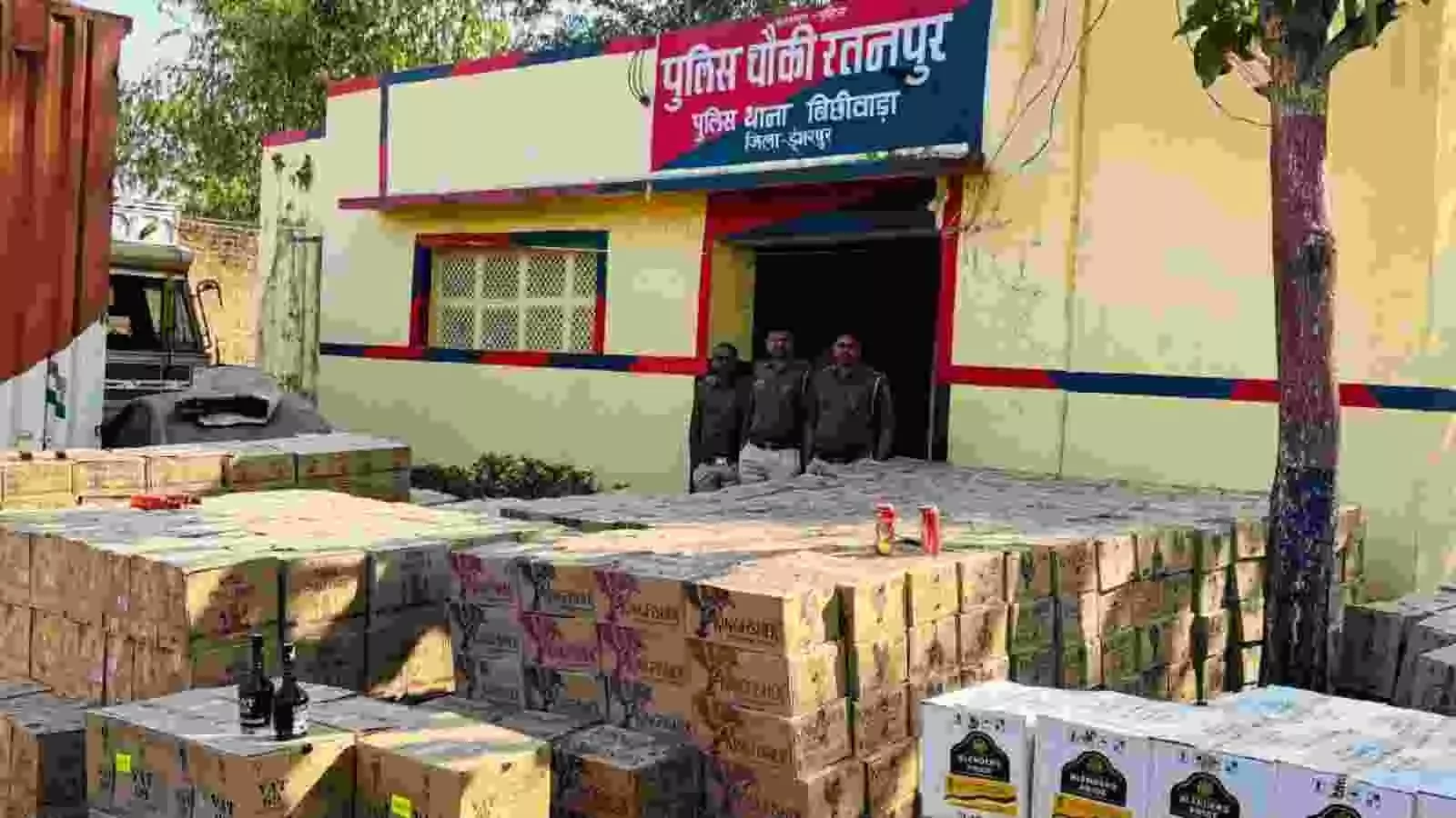 रतनपुर बॉर्डर पर बिछीवाड़ा पुलिस टीम द्वारा जब्त की गई अवैध शराब के कार्टन और ट्रेलर।