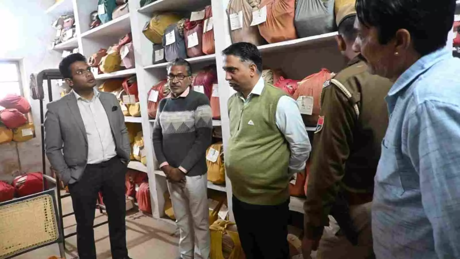 चित्तौड़गढ़ कलेक्ट्रेट स्थित रिकॉर्ड रूम में फाइलों का निरीक्षण करते जिला कलक्टर आलोक रंजन और प्रशासनिक अधिकारी। चित्तौड़गढ़ कलेक्ट्रेट स्थित रिकॉर्ड रूम में फाइलों का निरीक्षण करते जिला कलक्टर आलोक रंजन और प्रशासनिक अधिकारी।