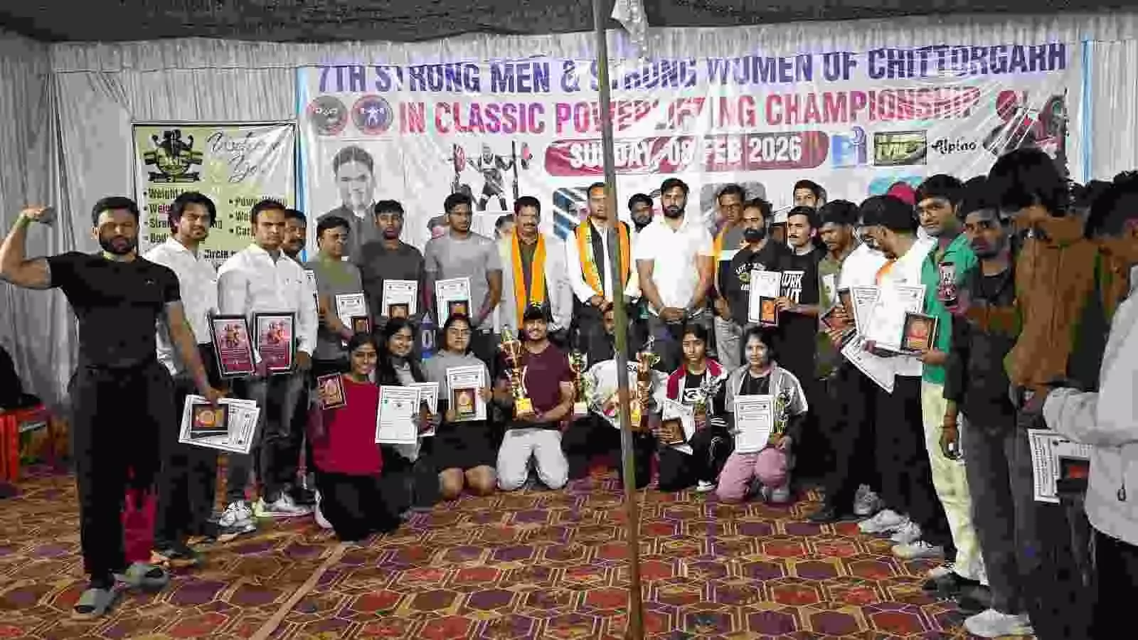 इंदिरा गांधी स्टेडियम चित्तौड़गढ़ में पावर लिफ्टिंग प्रतियोगिता के दौरान मंच पर मौजूद अतिथि और विजेता खिलाड़ी। इंदिरा गांधी स्टेडियम चित्तौड़गढ़ में पावर लिफ्टिंग प्रतियोगिता के दौरान मंच पर मौजूद अतिथि और विजेता खिलाड़ी।