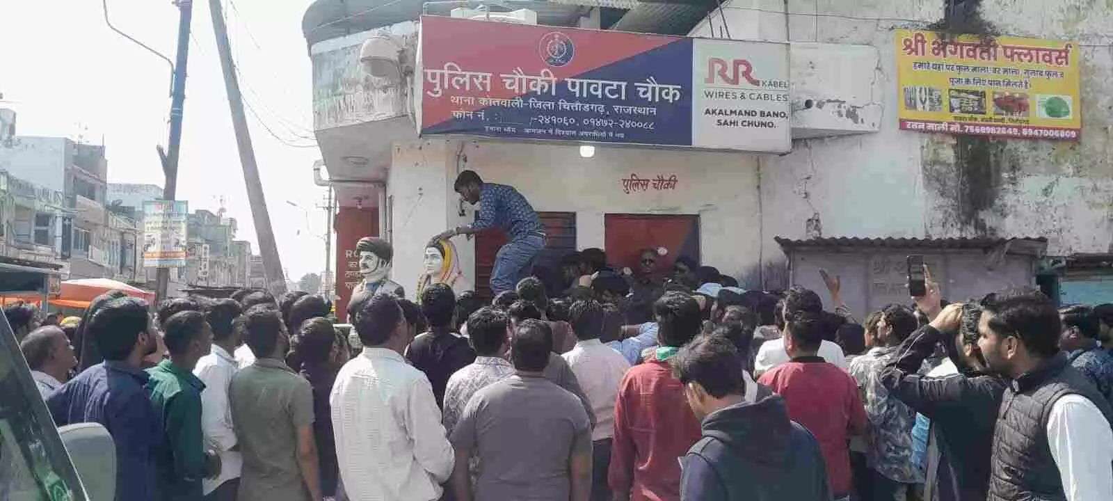 चित्तौड़गढ़ के पावटा चौक में एसबीआई द्वारा आयोजित शिविर में नए नोट लेती भीड़। चित्तौड़गढ़ के पावटा चौक में एसबीआई द्वारा आयोजित शिविर में नए नोट लेती भीड़।